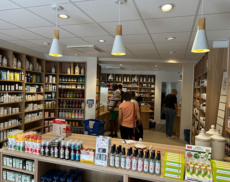 Rénovation d'une pharmacie de village. Redéfinir les flux, éclaircir l'espace, optimiser l'expérience client
